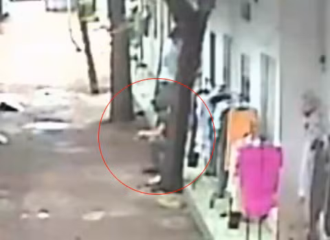 Một tên ngồi ngoài làm nhiệm vụ cảnh giới, tên kia phá khóa.