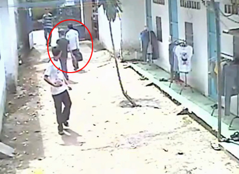 Sự xuất hiện của 2 người lạ cũng khiến một vài sinh viên khác vừa đi học về để ý, tuy nhiên chúng đã nhanh chóng bắt xe buýt tẩu thoát.