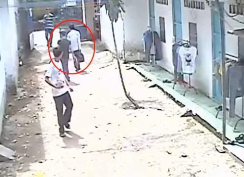 Sự xuất hiện của 2 người lạ cũng khiến một vài sinh viên khác vừa đi học về để ý, tuy nhiên chúng đã nhanh chóng bắt xe buýt tẩu thoát.