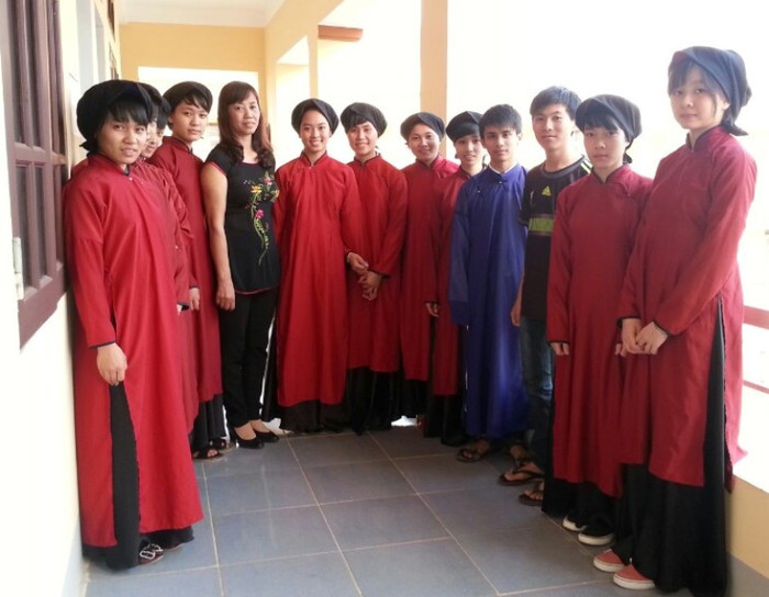 Sinh viên Nguyễn Minh Đức (đứng thứ 3 từ bên phải sang) Sinh viên Nguyễn Minh Đức (đứng thứ 3 từ bên phải sang)