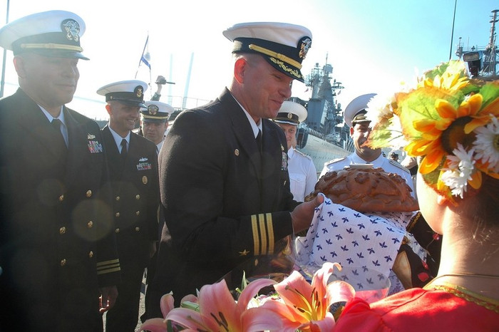 Các vị khách Hoa Kỳ đã được đón tiếp nồng nhiệt bằng bánh mì, muối và hoa ngay tại Vladivostok. Các vị khách Hoa Kỳ đã được đón tiếp nồng nhiệt bằng bánh mì, muối và hoa ngay tại Vladivostok.