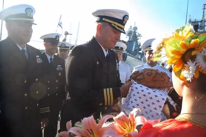 Các vị khách Hoa Kỳ đã được đón tiếp nồng nhiệt bằng bánh mì, muối và hoa ngay tại Vladivostok. Các vị khách Hoa Kỳ đã được đón tiếp nồng nhiệt bằng bánh mì, muối và hoa ngay tại Vladivostok.