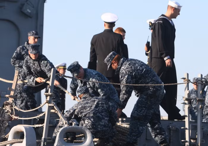 Hình ảnh chuyến thăm của khu trục hạm USS Vandegrift tới căn cứ chính của Hạm đội Thái Bình Dương Nga. Hình ảnh chuyến thăm của khu trục hạm USS Vandegrift tới căn cứ chính của Hạm đội Thái Bình Dương Nga.