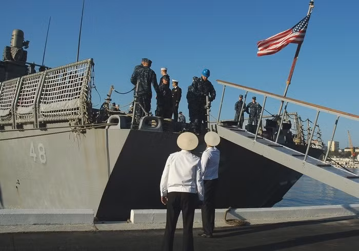 Khu trục hạm tên lửa USS Vandegrift của Hải quân Mỹ dưới sự chỉ huy của thuyền trưởng Joseph Dolakov hôm thứ Năm (20/9) đã chính thức cập cảng Vladivostok, căn cứ chính của Hạm đội Thái Bình Dương Nga. Khu trục hạm tên lửa USS Vandegrift của Hải quân Mỹ dưới sự chỉ huy của thuyền trưởng Joseph Dolakov hôm thứ Năm (20/9) đã chính thức cập cảng Vladivostok, căn cứ chính của Hạm đội Thái Bình Dương Nga.