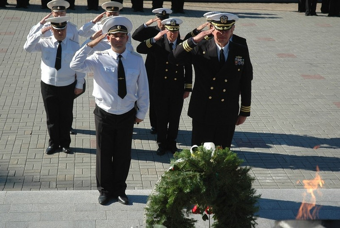 Hình ảnh chuyến thăm của khu trục hạm USS Vandegrift tới căn cứ chính của Hạm đội Thái Bình Dương Nga. Hình ảnh chuyến thăm của khu trục hạm USS Vandegrift tới căn cứ chính của Hạm đội Thái Bình Dương Nga.