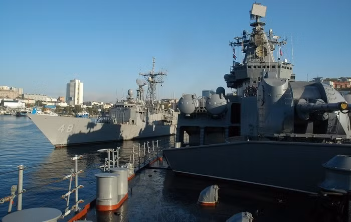 Giống như lần đón tiếp các vị khách Hàn Quốc, tuần dương hạm tên lửa Varyag của hạm đội Thái Bình Dương Nga dưới sự chỉ huy của thuyền trưởng Alexei Zhovtonozhko, đóng vai trò tàu chủ nhà để đón tiếp chiến hạm của Hải quân Hoa Kỳ. Giống như lần đón tiếp các vị khách Hàn Quốc, tuần dương hạm tên lửa Varyag của hạm đội Thái Bình Dương Nga dưới sự chỉ huy của thuyền trưởng Alexei Zhovtonozhko, đóng vai trò tàu chủ nhà để đón tiếp chiến hạm của Hải quân Hoa Kỳ.