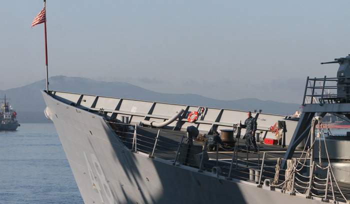 USS Vandegrift có lượng giãn nước 4.100 tấn, dài 138 m, mớn nước 14,32 m, tốc độ tối đa 30 hải lý/h. Thủy thủ đoàn gồm 15 sĩ quan và 186 lính. USS Vandegrift có lượng giãn nước 4.100 tấn, dài 138 m, mớn nước 14,32 m, tốc độ tối đa 30 hải lý/h. Thủy thủ đoàn gồm 15 sĩ quan và 186 lính.