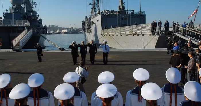 USS Vandegrift (FFG-48) là một khu trục hạm tên lửa lớp Oliver Hazard Perry được đặt tên theo tên của tướng Alexander A. Vandegrift, Tư lệnh thứ 18 Thủy quân Lục chiến Hoa Kỳ, do hãng đóng tàu Todd Pacific, Seattle thiết kế. USS Vandegrift (FFG-48) là một khu trục hạm tên lửa lớp Oliver Hazard Perry được đặt tên theo tên của tướng Alexander A. Vandegrift, Tư lệnh thứ 18 Thủy quân Lục chiến Hoa Kỳ, do hãng đóng tàu Todd Pacific, Seattle thiết kế.
