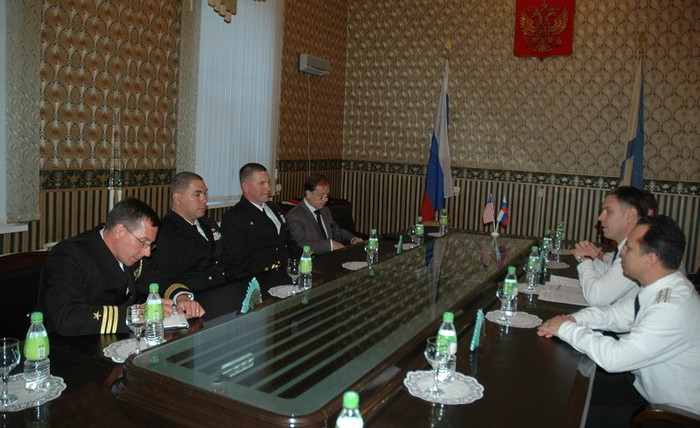 Hình ảnh chuyến thăm của khu trục hạm USS Vandegrift tới căn cứ chính của Hạm đội Thái Bình Dương Nga. Hình ảnh chuyến thăm của khu trục hạm USS Vandegrift tới căn cứ chính của Hạm đội Thái Bình Dương Nga.