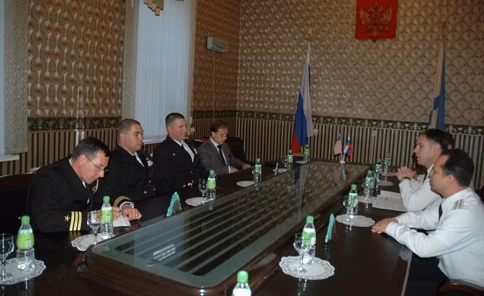 Hình ảnh chuyến thăm của khu trục hạm USS Vandegrift tới căn cứ chính của Hạm đội Thái Bình Dương Nga. Hình ảnh chuyến thăm của khu trục hạm USS Vandegrift tới căn cứ chính của Hạm đội Thái Bình Dương Nga.