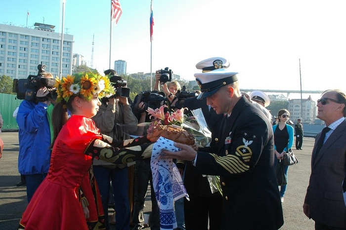 Hình ảnh chuyến thăm của khu trục hạm USS Vandegrift tới căn cứ chính của Hạm đội Thái Bình Dương Nga. Hình ảnh chuyến thăm của khu trục hạm USS Vandegrift tới căn cứ chính của Hạm đội Thái Bình Dương Nga.