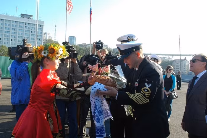 Hình ảnh chuyến thăm của khu trục hạm USS Vandegrift tới căn cứ chính của Hạm đội Thái Bình Dương Nga. Hình ảnh chuyến thăm của khu trục hạm USS Vandegrift tới căn cứ chính của Hạm đội Thái Bình Dương Nga.