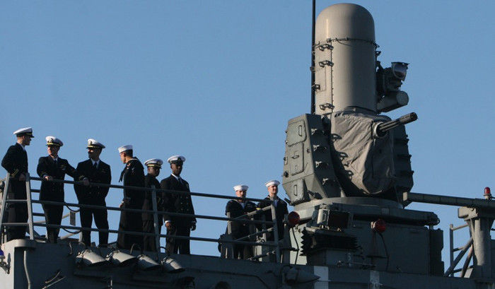 Khu trục hạm USS Vandegrift trang bị bệ phóng tên lửa dẫn đường Mk13, tên lửa chống hạm Harpoon, tên lửa phòng không Standard, súng bắn nhanh Mk75 76 mm và hệ thống vũ khí cận chiến Mk15. Ngoài ra, FFG-48 còn được trang bị 2 trực thăng SH-60 Sea Hawk cất hạ cánh ở sàn đáp phía sau. Khu trục hạm USS Vandegrift trang bị bệ phóng tên lửa dẫn đường Mk13, tên lửa chống hạm Harpoon, tên lửa phòng không Standard, súng bắn nhanh Mk75 76 mm và hệ thống vũ khí cận chiến Mk15. Ngoài ra, FFG-48 còn được trang bị 2 trực thăng SH-60 Sea Hawk cất hạ cánh ở sàn đáp phía sau.