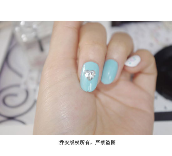 Bước 3: Gắn đá trái tim lên ngón tay giữa màu xanh.