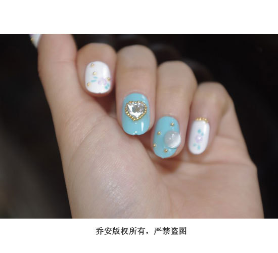 Bước 6: Tương tự, với những móng tay màu trắng thì tiếp tục vẽ như ngón út, móng tay xanh thì gắn đá trang trí theo thẩm mỹ riêng.