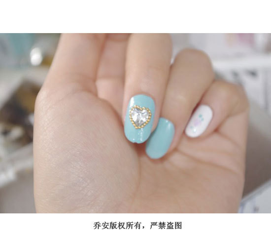 Bước 5: Rồi đính những hạt trân châu nhỏ đó quanh viền viên đá.