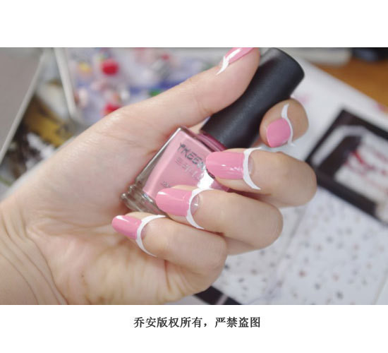 Bước 1: Cắt những mảnh giấy nhỏ hình cung chắn lên phần cuối móng tay. Dùng sơn màu hồng phủ lên phần diện tích đầu móng.