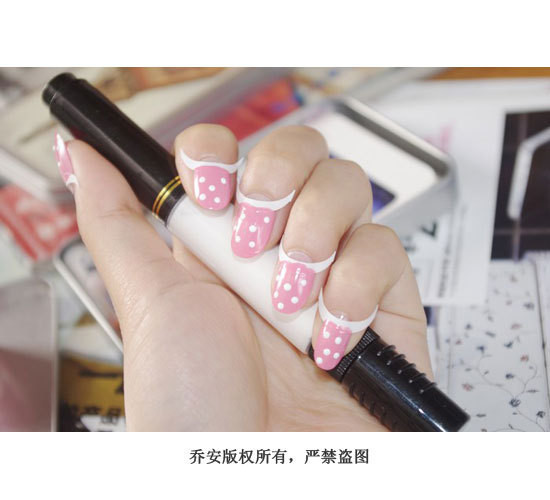 Bước 2: Dùng bút vẽ sơn màu trắng để tạo hình chấm bi.