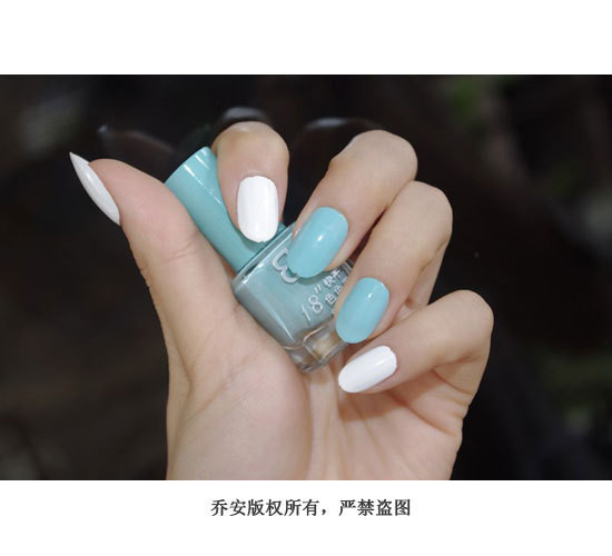 Nail tone màu xanh. Lựa chọn để phân phối hai màu xanh trắng phù hợp trên năm ngón tay.