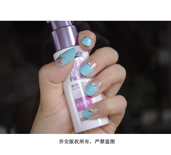 Sau đó đính đá trắng lên phần ranh giới giữa hai màu.