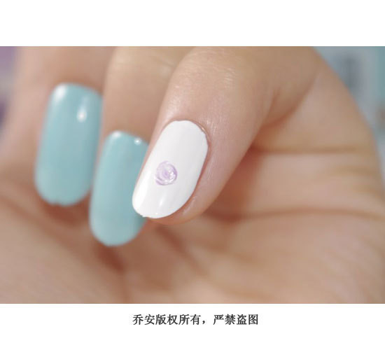 Bước 1: Dùng bút vẽ dàn tròn chấm sơn màu tím hoặc màu nâu trên móng tay màu trắng.