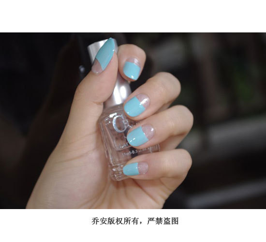 Hoặc một kiểu đơn giản hơn, bạn có thể sử dụng tone xanh cho tất cả các móng, phần cuối móng phủ lên lớp kim tuyến nhẹ.