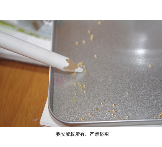 Bước 4: Dùng bút chì để kết dính những hạt trân châu nhỏ màu vàng.