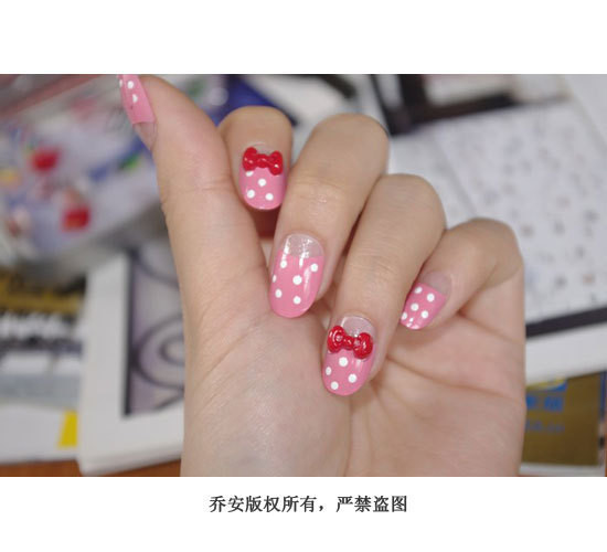 Bước 4: Cuối cùng gắn thêm những nơ hoa màu đỏ xinh xắn.