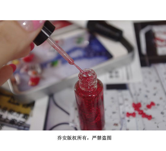 Bước 5: Để được bắt màu hơn, dùng sơn đỏ có kim tuyến sơn lên những bông hoa vừa được gắn vào.