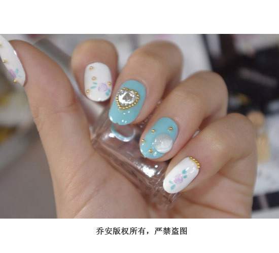 Bước 7: Cuối cùng dùng sơn bóng sơn lại một lần trên tất cả các móng tay để tạo độ kết dính và độ bóng.