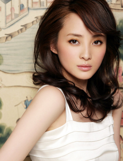 Song phải kể đến việc gặp gỡ với nữ văn sĩ Quỳnh Dao với nghệ danh Thủy Linh do bà đặt cho cô. Tưởng Cần Cần mới thực sự trở nên nổi tiếng ở trong và ngoài Trung Quốc. Cô tham gia nhiều bộ phim như: Trời xanh đổ lệ, Bảy đêm, Hoàn Châu cách cách 3, Ngọa hổ tàng long; Bạch phát ma nữ, Tân Anh hùng xạ điêu, Kiều gia đại viện…