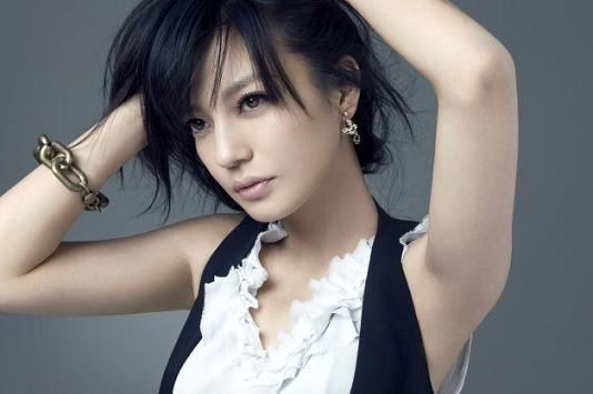 Năm 1996 Triệu Vy đỗ đầu trong kì thi vào Học viện điện ảnh Bắc Kinh, khoa diễn xuất. Cô đã theo học ở đó và tốt nghiệp năm 2000. Cô cũng theo học Thạc sĩ chuyên ngành đạo diễn cũng tại ngôi trường này.