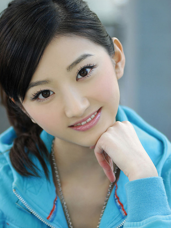 Năm 2011, Cảnh Điềm được liệt tên vào danh sách những chân dài 8X nhiều triển vọng nhất làng giải trí Hoa ngữ. Không chỉ sở hữu một thân hình mảnh mai (Cao: 167cm; nặng: 44 kg), cặp chân dài nuột nà, người đẹp này còn có một nụ cười rạng rỡ và ngọt ngào giống như chính tên gọi của cô vậy (chữ Điềm trong tên của cô có nghĩa là ngọt ngào).