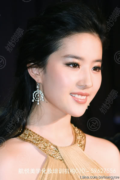 Lưu Diệc Phi được rất nhiều khán giả ái mộ không chỉ bởi tài năng diễn xuất mà còn ở nét đẹp dễ thương, trong sáng cũng phong cách thời trang nhã nhặn, phù hợp với hoàn cảnh.