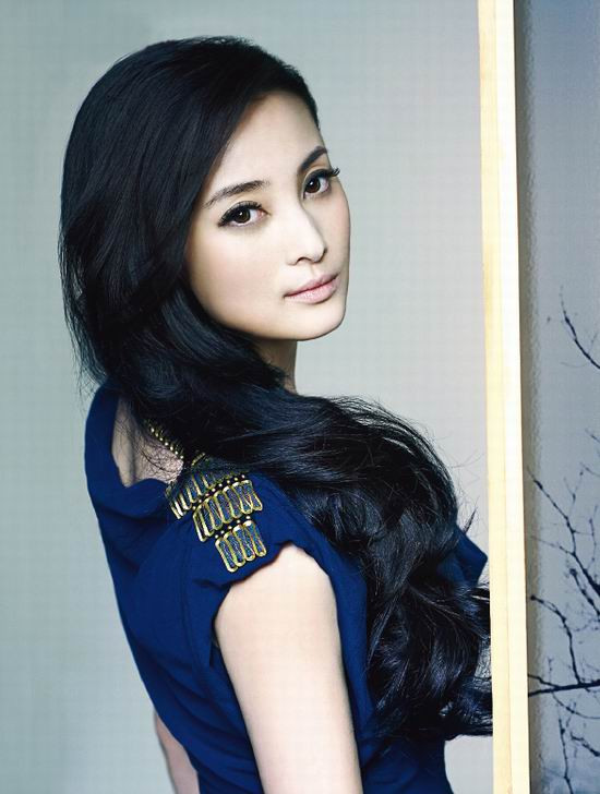 Tưởng Cần Cần sinh ngày 3/9/1975 tại Trùng Khánh – Trung Quốc. Theo học nghệ thuật kinh kịch từ sớm xong đến năm 1994 cô quyết định thi vào học viện điện ảnh Bắc Kinh và trúng tuyển với dạnh hiệu thủ khoa, thành tích học tập tốt cộng với ngoại hình xinh đẹp, Tưởng Cần Cần đã lọt vào mắt xanh của các đạo diễn, nhiều cơ hội đến với cô.