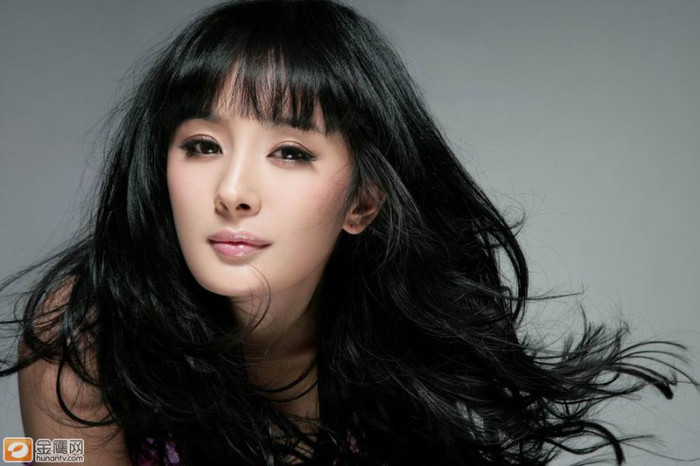 Dương Mịch Cô tốt nghiệp khoa diễn xuất Học viện điện ảnh Bắc Kinh khóa 2005 nhưng đã sớm bước chân vào con đường nghệ thuật khi còn rất nhỏ. Nữ diễn viên sinh năm 1986 may mắn sở hữu được một gương mặt xinh xắn như búp bê với đôi mắt to tròn, mũi nhỏ, cằm nhọn.