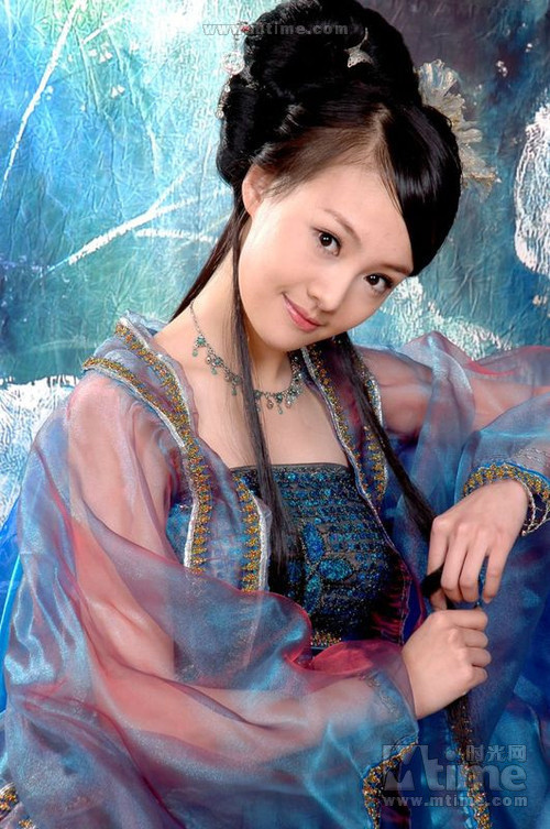 Trịnh Sảng: Trịnh Sảng là nữ diễn viên thuộc thế hệ diễn viên mới của Trung Quốc. Cô sinh năm 1991 tại Liêu Ninh, Thẩm Dương. Năm 1997 đã tham gia Thẩm Dương thị điện ảnh tiểu minh tinh, hiện tại đang học tập tại Học viện Điện ảnh Bắc Kinh khoa Biểu Diễn. Trịnh Sảng: Trịnh Sảng là nữ diễn viên thuộc thế hệ diễn viên mới của Trung Quốc. Cô sinh năm 1991 tại Liêu Ninh, Thẩm Dương. Năm 1997 đã tham gia Thẩm Dương thị điện ảnh tiểu minh tinh, hiện tại đang học tập tại Học viện Điện ảnh Bắc Kinh khoa Biểu Diễn.