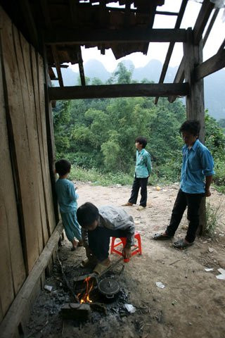 Những viên ngói có thể rơi xuống đầu các em bất kể lúc nào.