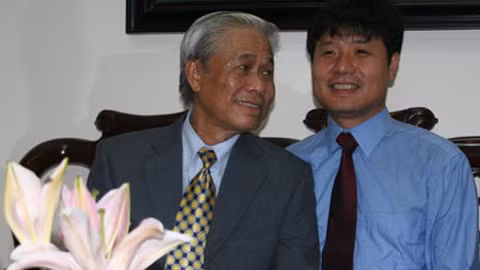 Nhà thơ Vũ Quần Phương và con trai Vũ Hà Văn