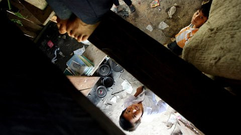 Đi lại trong các khoang của ngôi nhà trọ phải hết sức cẩn trọng vì đã không ít lần học sinh nam trọ tại đây thụt chân xuống những khe hở thế này.