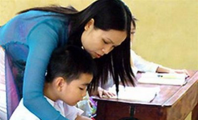 Muốn con được các thầy cô quan tâm nhiều hơn nên các bậc cha mẹ thường đi tết thầy cô bằng phong bì