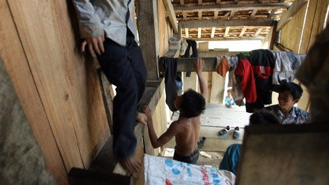 Di chuyển trong ngôi nhà trọ này là việc khá mạo hiểm.