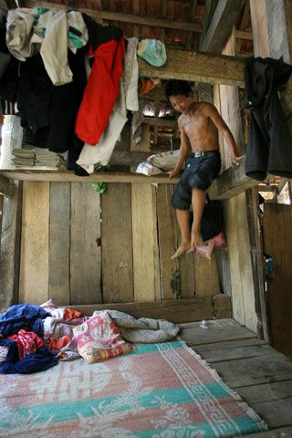 Không có cách nào khác ngoài việc phải nhảy xuống nếu muốn ra ngoài.