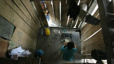 Các khoang không sắp xếp theo nguyên tắc nào, cứ dựa vào khoang đã được gia đình khác quây trước và theo hình dạng, kích thước của vật liệu sẵn có mà làm.