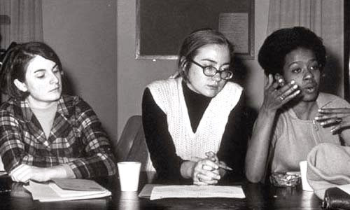 Hillary Clinton: Phu nhân Hillary Clinton (giữa) trở thành tâm điểm chú ý khi có bài phát biểu trong lễ tốt nghiệp ở Đại học Wellesley. Tại ngôi trường này, bà từng tham gia rất nhiều các hoạt động của sinh viên. Sau khi tốt nghiệp, bà Hillary tiếp tục theo học khoa Luật của Đại học Yale. Chính tại nơi đó, bà đã gặp người chồng tương lai, cựu tổng thống Bill Clinton.