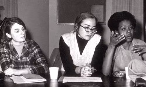 Hillary Clinton: Phu nhân Hillary Clinton (giữa) trở thành tâm điểm chú ý khi có bài phát biểu trong lễ tốt nghiệp ở Đại học Wellesley. Tại ngôi trường này, bà từng tham gia rất nhiều các hoạt động của sinh viên. Sau khi tốt nghiệp, bà Hillary tiếp tục theo học khoa Luật của Đại học Yale. Chính tại nơi đó, bà đã gặp người chồng tương lai, cựu tổng thống Bill Clinton.