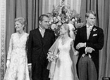 Patricia Nixon: Phu nhân cựu Tổng thống Mỹ thứ 37 Richard Nixon. Bà đã từng phải làm rất nhiều công việc để có tiền chi trả học phí như quản lý dược phẩm, nhân viên đánh máy, chuyên viên X quang và thư kí trong một cửa hàng bán lẻ. Patricia Nixon đã tốt nghiệp ĐH Nam California với bằng ưu vào năm 1937.