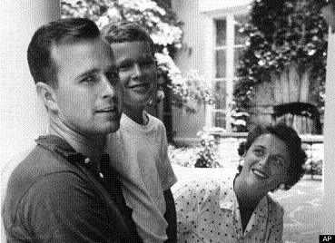 Barbara Bush (Trong ảnh là Barbara cùng chồng và con trai George W Bush – Tổng thống Mỹ thứ 41). Bà Barbara Bush gặp chồng tương lai, cựu tổng thống George H. W. Bush, trong một buổi dạ hội khi còn là một thiếu nữ 16 tuổi. Hai năm sau, hai người đính hôn. Bà Barbara quyết định bỏ học ở trường Smith College khi ông Bush từ hạm đội hải quân trở về.