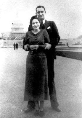 Claudia Taylor Johnson: phu nhân cựu tổng thống Lyndon B. Johnson, thời còn trẻ rất yêu thích văn học. Bà từng học chuyên ngành nghệ thuật và báo chí tại Đại học Texas - Austin. Trong thời gian học, người phụ nữ này cũng làm việc cho một tờ nội san của trường.