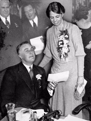 Eleanor Roosevelt: Đệ nhất phu nhân thứ 32 của Mỹ. Sau khi tốt nghiệp trung học, bà học tại trường New School ở New York những năm 1920.